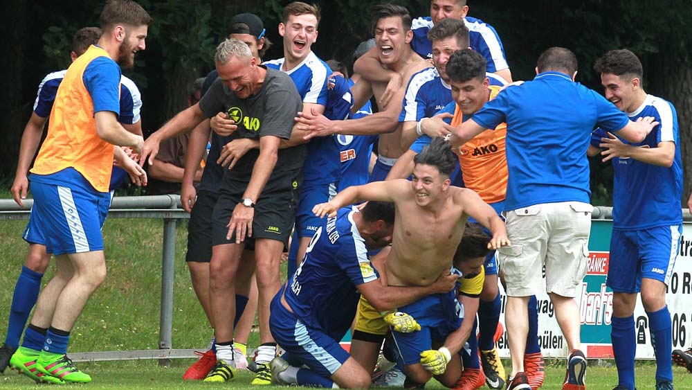 Nach dem Tor zum 3:1-Endstand durch Elias Benhima kannte der Jubel bei der Viktoria keine Grenzen. (Foto: Eyßen) Schmidt bleibt, Piarulli kommt, Kalzu geht
