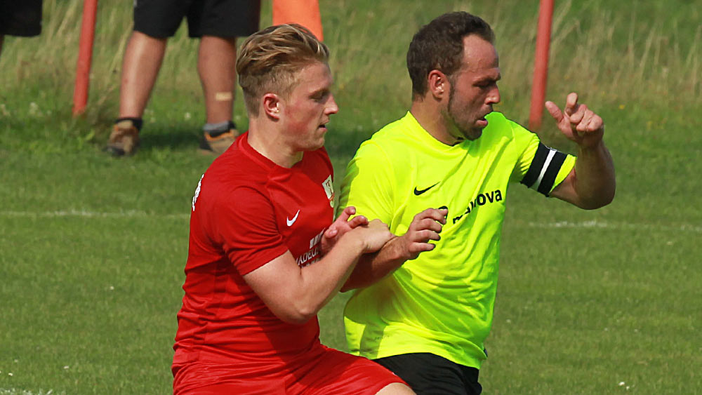 Dominik Kafier (rechts) brachte den KSV Urberach gegen Ueberau in Führung. (Foto: Eyßen) Andreozzi bewahrt Ueberau vor erster Niederlage
