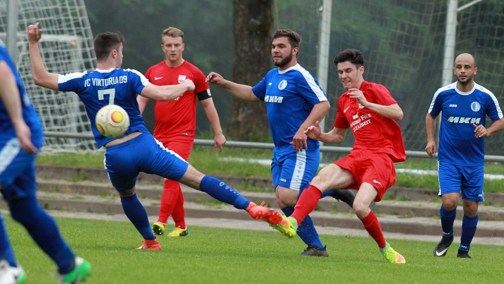 Niklas Winter (rotes Trikot) von der TS.