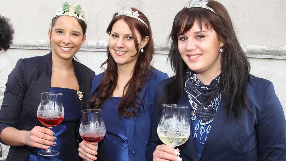 Wegen des Winzerfestes in Groß-Umstadt, hier ein Archivbild der Weinkönigin von 2013 und ihrer Prinzessinnen, fanden in der A-Liga nur wenige Spiele statt. (Foto: Eyßen) Ueberaus Andreozzi trifft doppelt