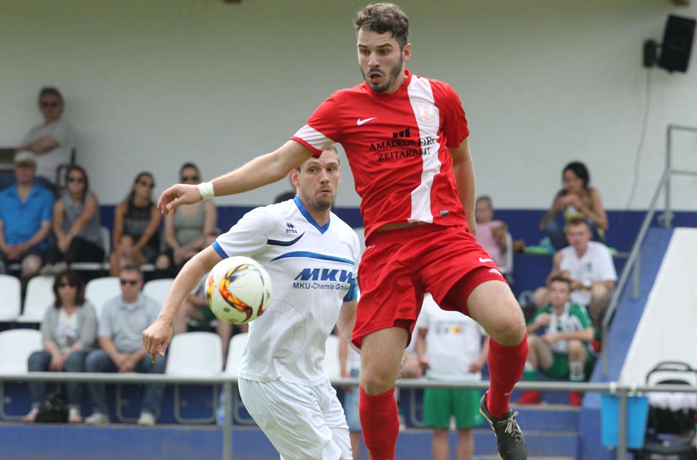 Das letzte Aufeinandertreffen zwischen der Viktoria (hinten Nils Wolf) und der TS (Benedikt Strauss) endete beim Rödermark-Turnier im Juli 2016 0:0. (Foto: Eyßen) TS und Viktoria kämpfen im Pokal-Derby um Finaleinzug
